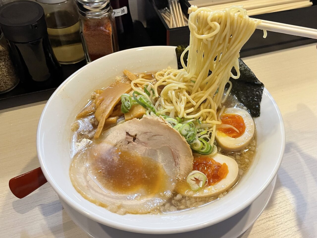 西成警察署前に赤龍ラーメン