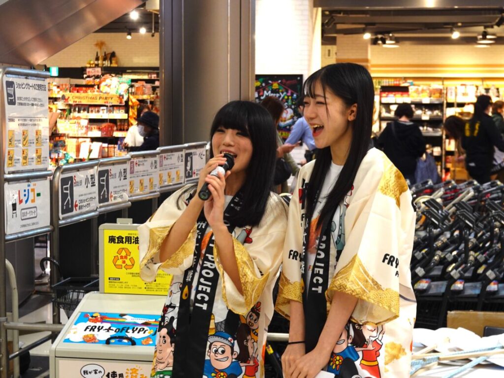 新世界発のガールズユニット「FRY GIRLS」が堺市のイオンモールで廃食油回収イベントのMCを務めました！