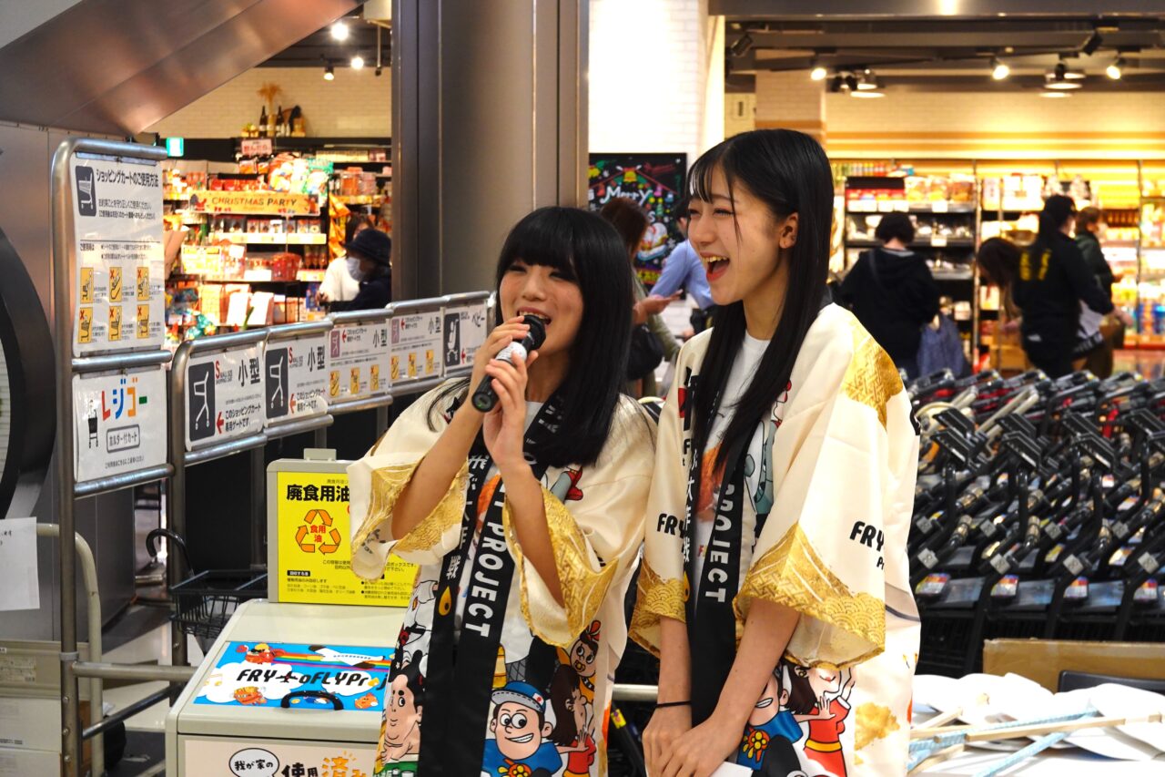 新世界発のガールズユニット「FRY GIRLS」が堺市のイオンモールで廃食油回収イベントのMCを務めました！