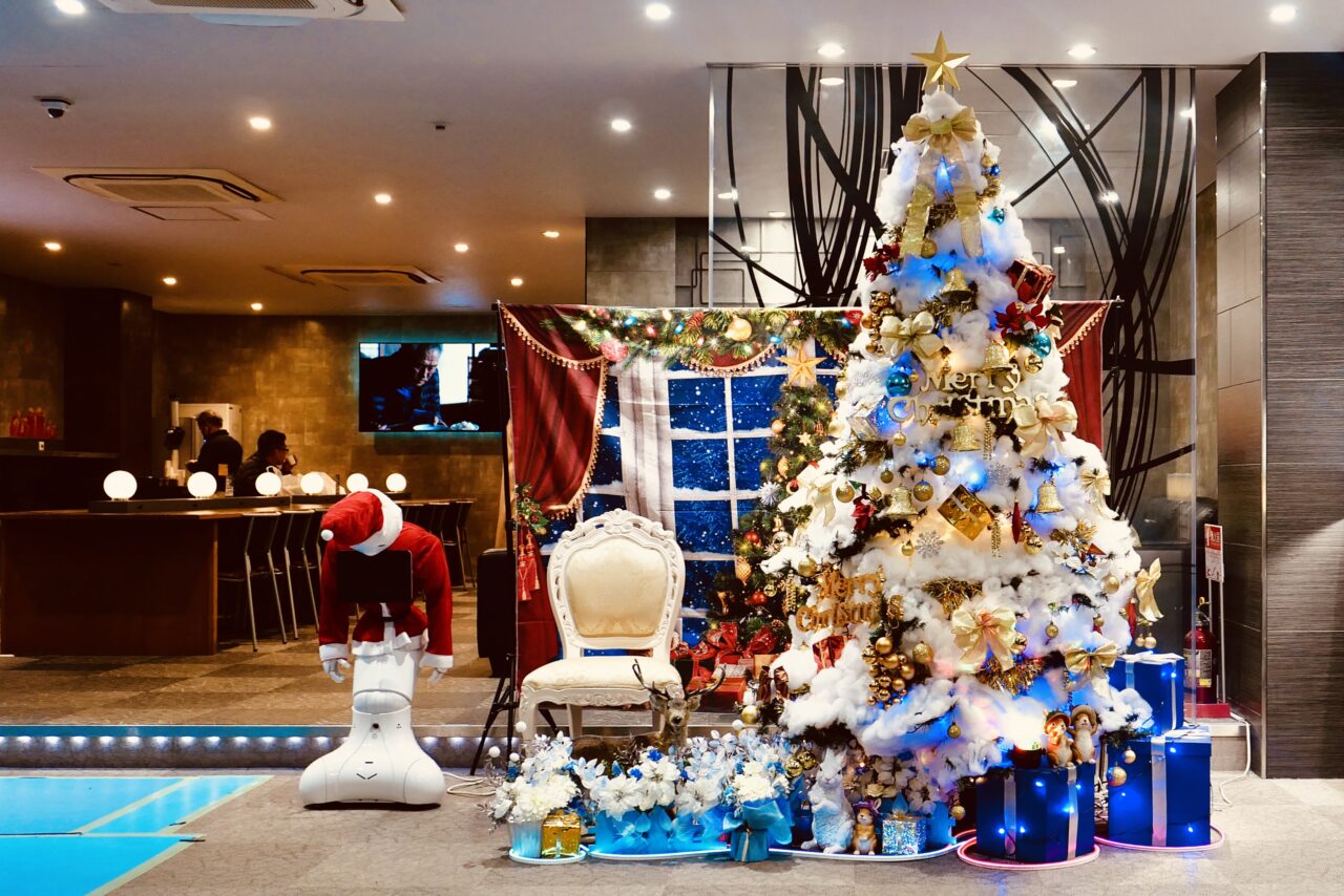 新今宮駅前通り沿いの「ホテルサンプラザ」は注目のフォトスポット！ クリスマスの装飾がすてきです