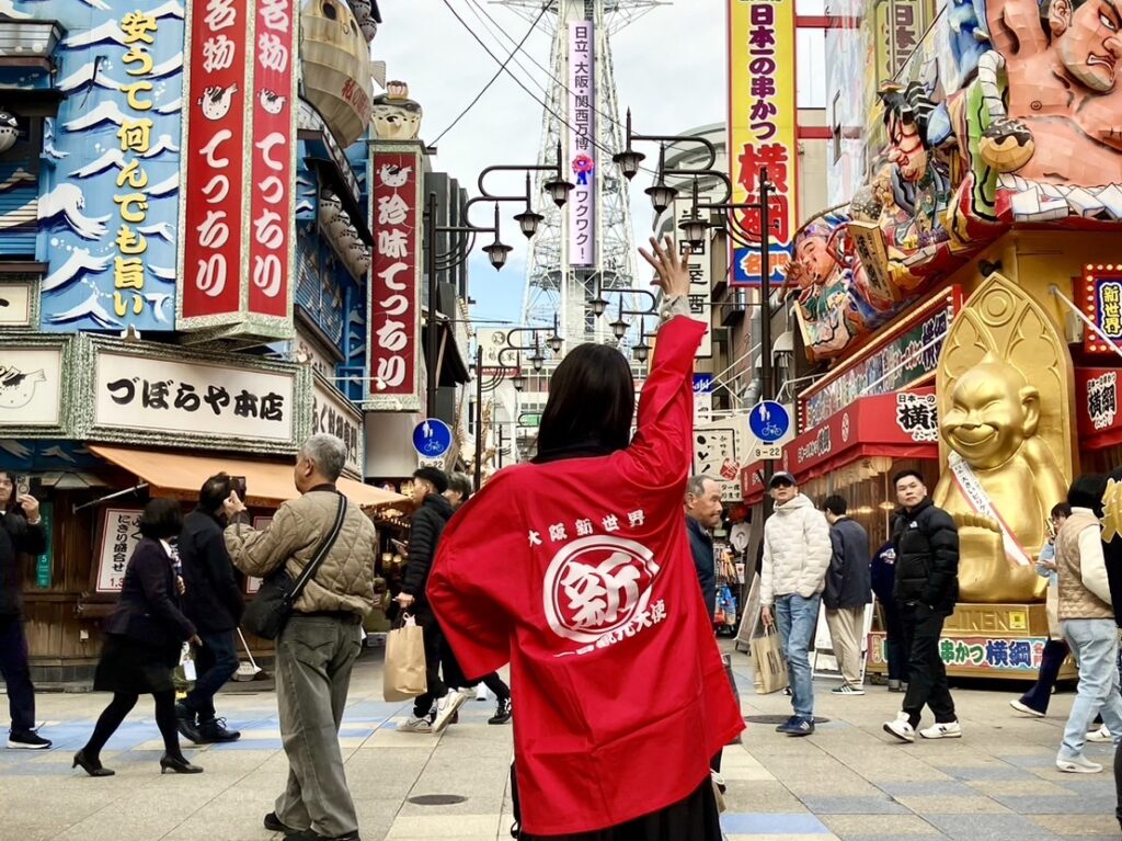 若者に「新世界一日観光大使」になってもらい街歩き撮影スタート、１回目は大阪日本橋の人気メイドさん