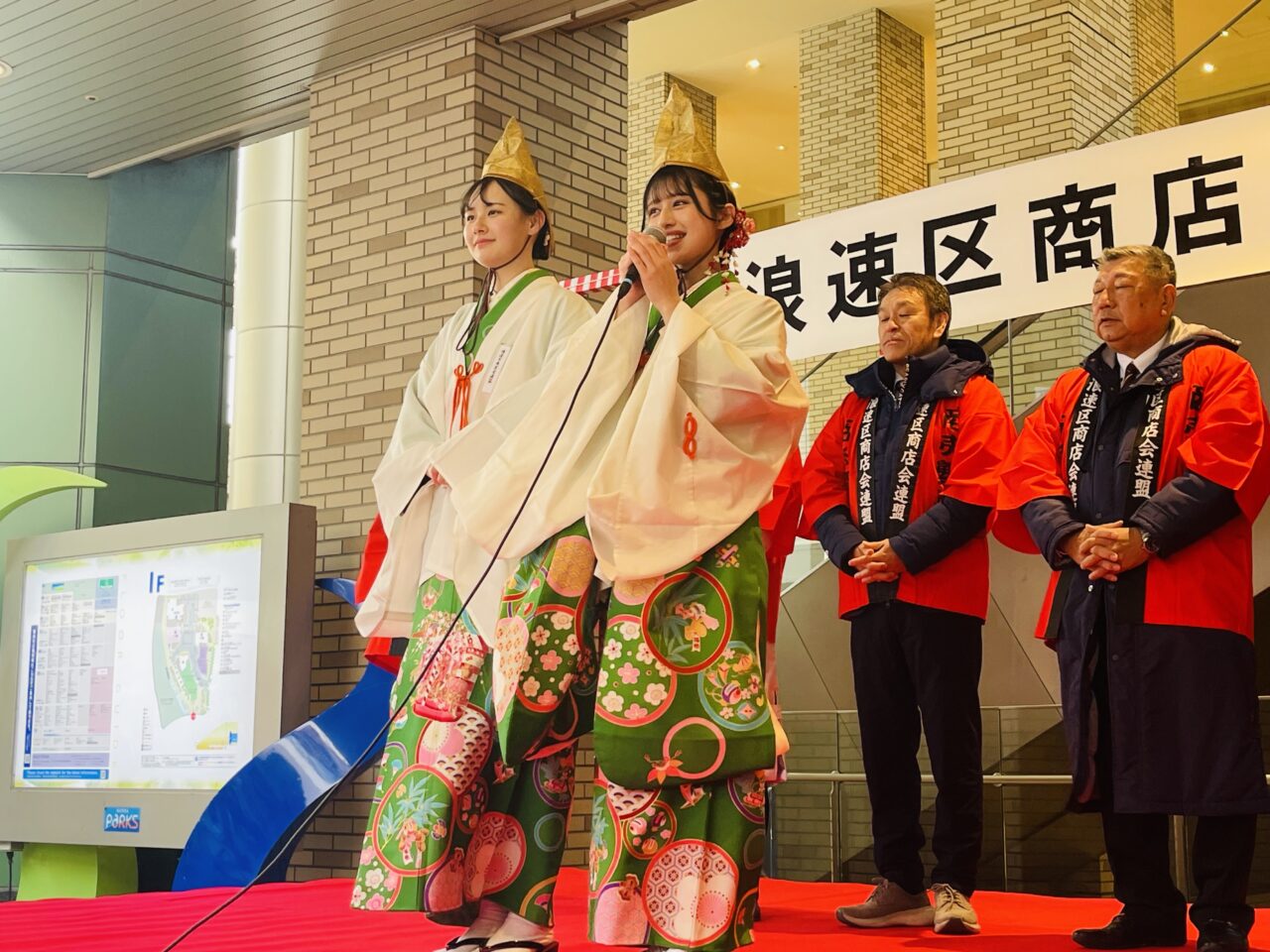 女子サッカー選手、メイド、福娘ら集結！ 1/10に浪速区商店会連盟の「宝恵かご道中セレモニー」が開催されました