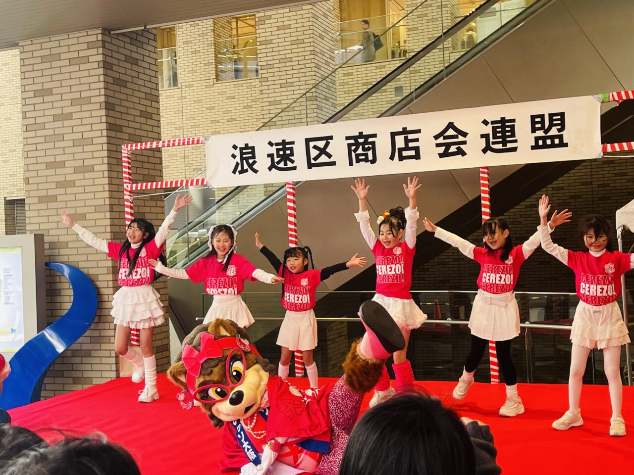 女子サッカー選手、メイド、福娘ら集結！ 1/10に浪速区商店会連盟の「宝恵かご道中セレモニー」が開催されました