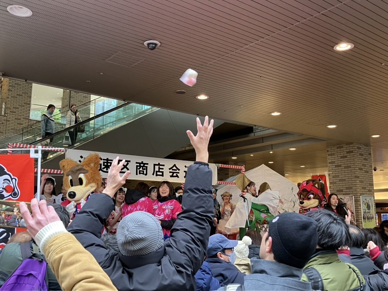 女子サッカー選手、メイド、福娘ら集結！ 1/10に浪速区商店会連盟の「宝恵かご道中セレモニー」が開催されました