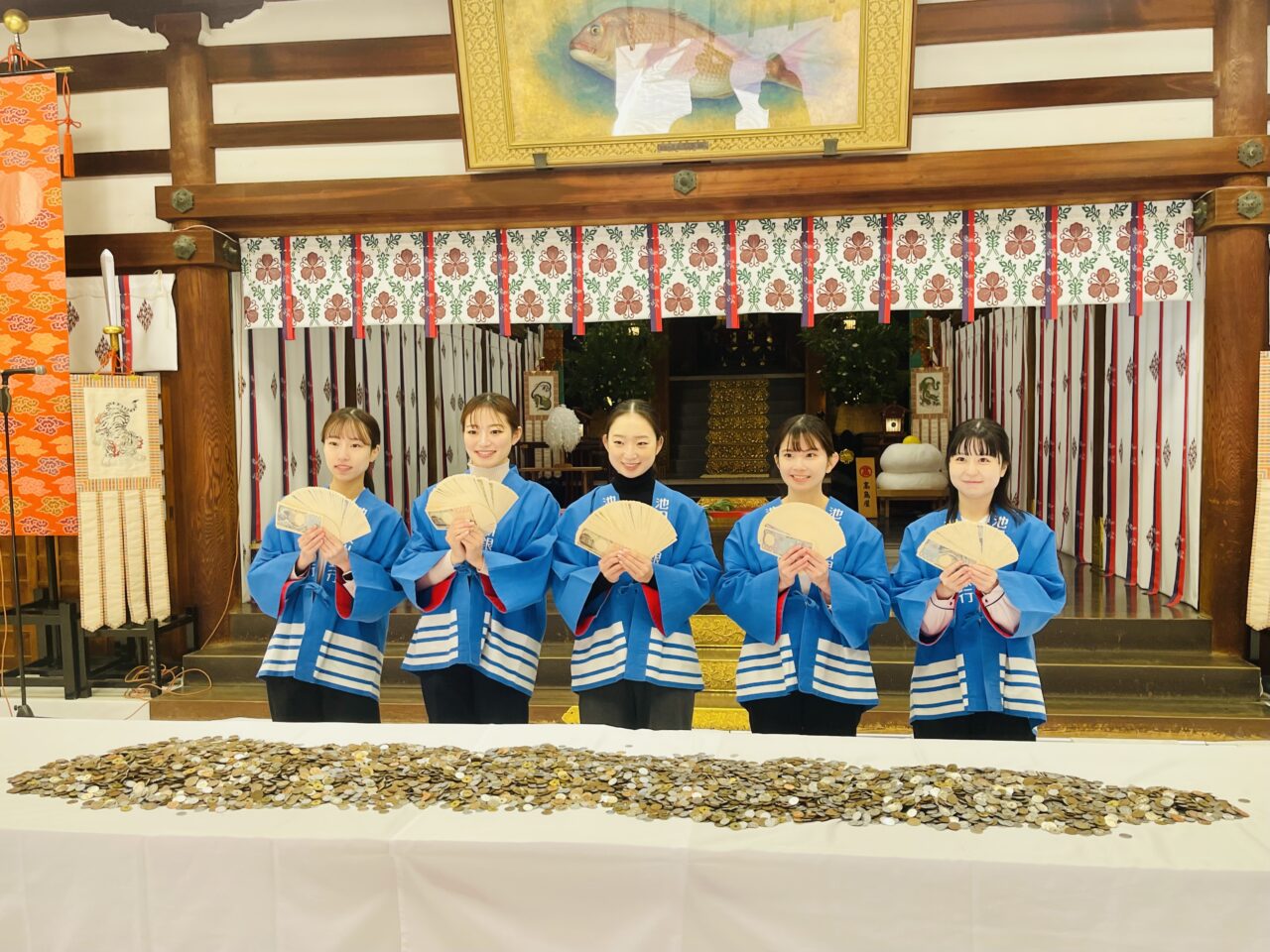 【大阪市浪速区】今宮戎神社で「賽物勘定始奉告祭」、池田泉州銀行の近隣支店の女性行員５人が1/12に十日戎で参拝者が投げ込んだ賽銭を数えました