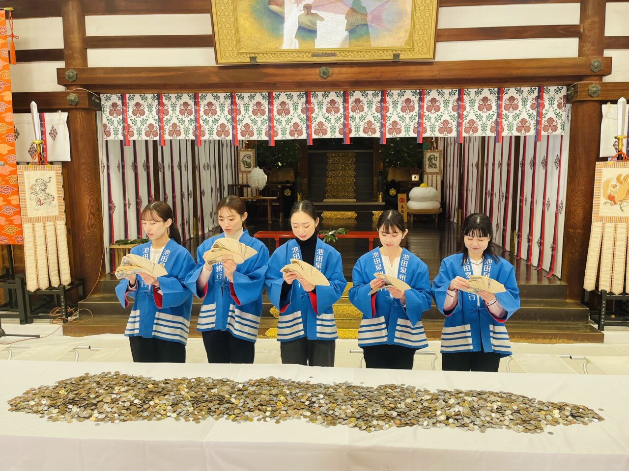 【大阪市浪速区】今宮戎神社で「賽物勘定始奉告祭」、池田泉州銀行の近隣支店の女性行員５人が1/12に十日戎で参拝者が投げ込んだ賽銭を数えました