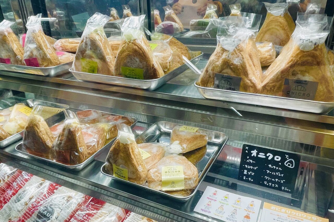 南海天下茶屋駅の改札横で、NYや韓国発で人気の進化系のクロワッサンスイーツを3/9まで販売中です
