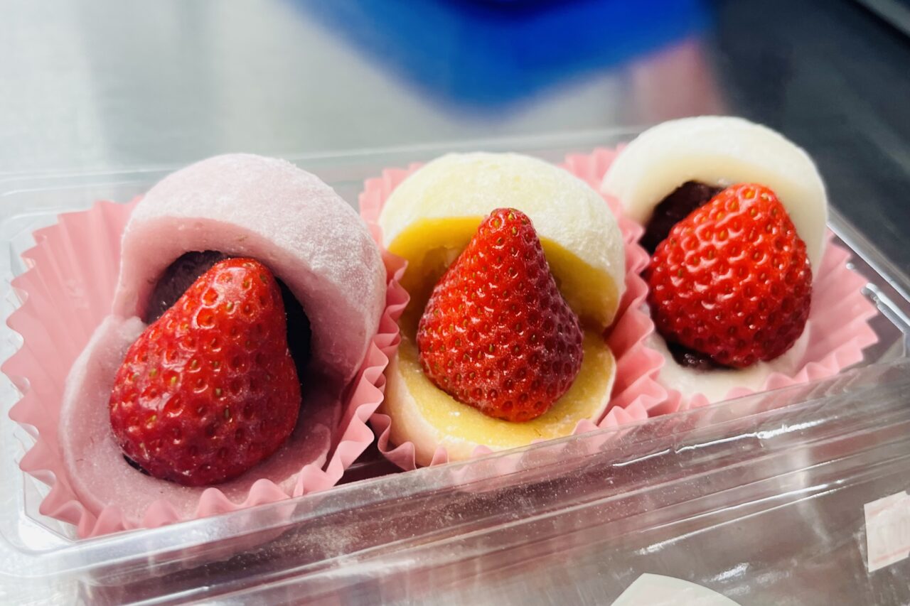 南海新今宮駅構内で、餡がたっぷり４種類のいちご大福などの和菓子を販売しています