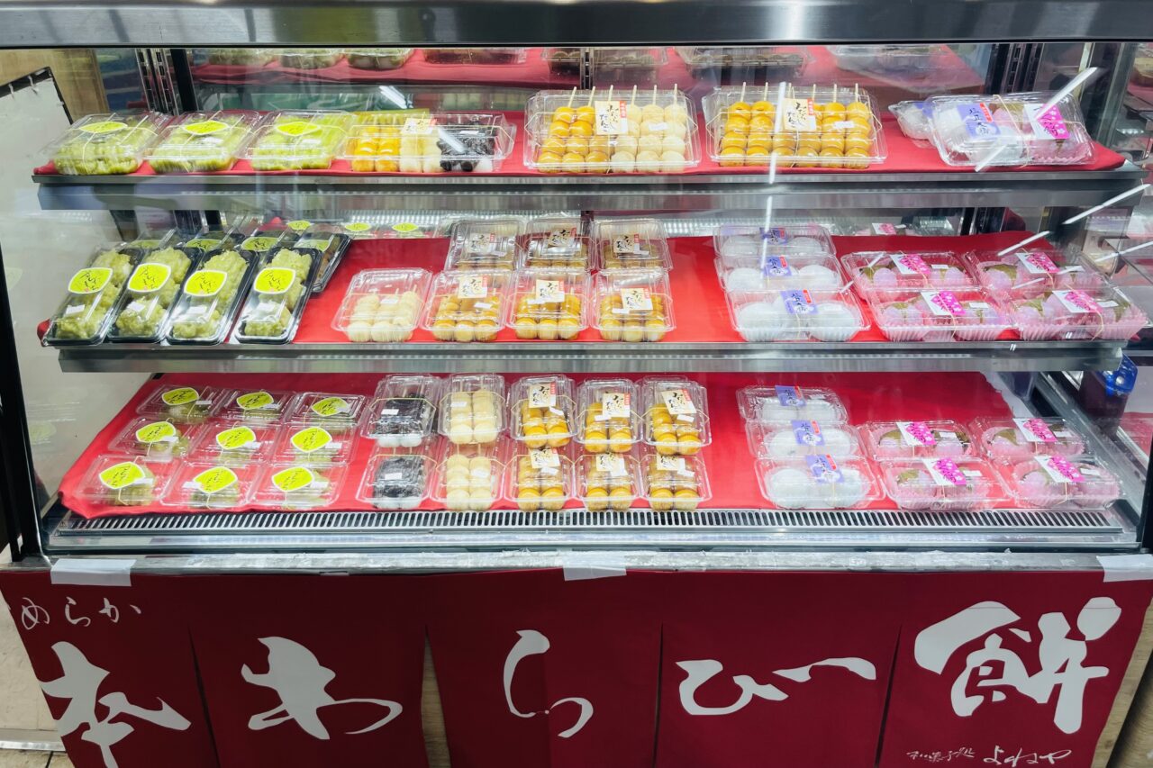 南海新今宮駅構内で、餡がたっぷり４種類のいちご大福などの和菓子を販売しています