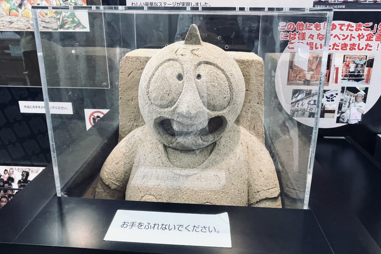 ビリケンさんに夏の味を奉納、鳥取県から通天閣にスイカ2玉が届きました。アニメ縁に地域交流