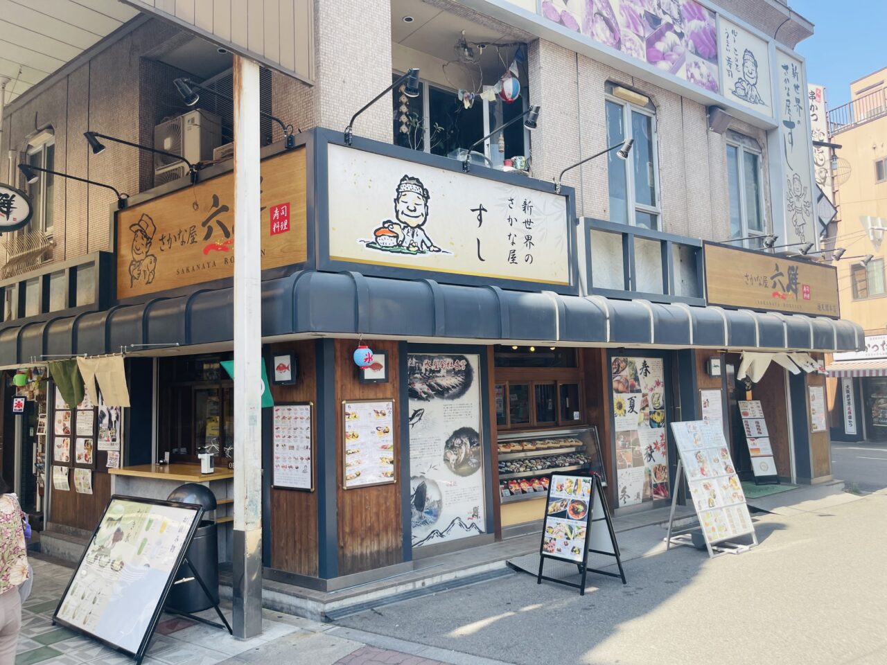 通天閣の前にある人気の寿司・海鮮居酒屋「六鮮」で、“つぼ市製茶”のかき氷やドリンクのテイクアウトが始まりました