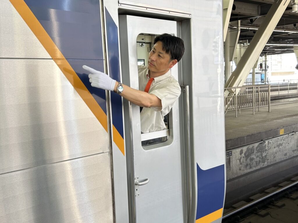 南海電鉄、熱中症対策で制帽の着用を柔軟化、7/1〜10/31まで駅係員・乗務員の帽子着用を必要に応じて省略