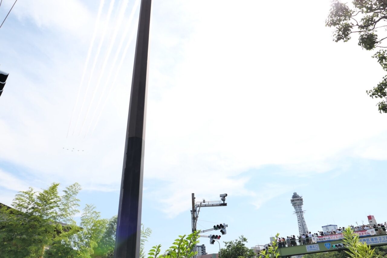 ブルーインパルスが7/12に通天閣の上空を舞いました！ 本日7/13も同様の展示飛行が見込まれます