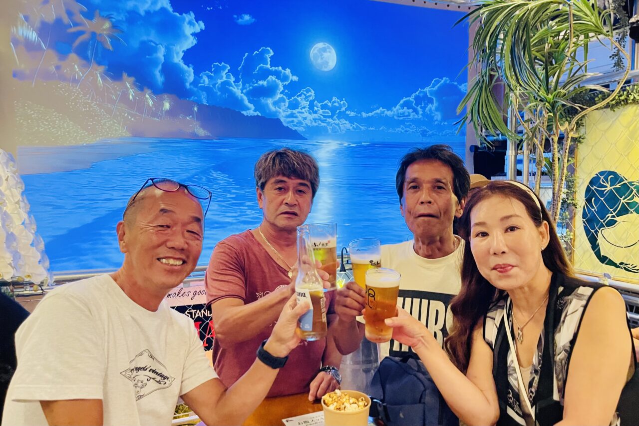店主は地元出身、数々の映画監督を輩出した名プロデューサーの西村秀雄さん。西成に“月の半分だけ開く”スタンディングバーが誕生しました！