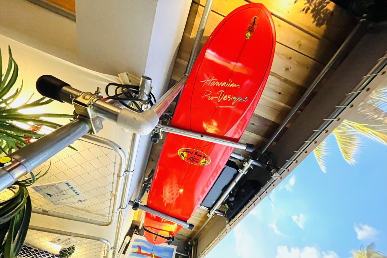 店主は地元出身、数々の映画監督を輩出した名プロデューサーの西村秀雄さん。西成に“月の半分だけ開く”スタンディングバーが誕生しました！