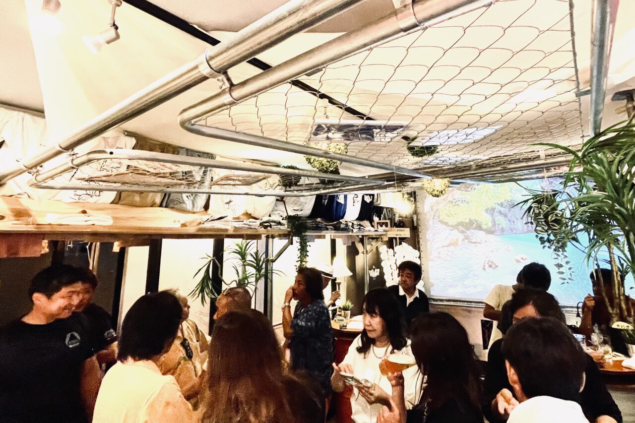 店主は地元出身、数々の映画監督を輩出した名プロデューサーの西村秀雄さん。西成に“月の半分だけ開く”スタンディングバーが誕生しました！