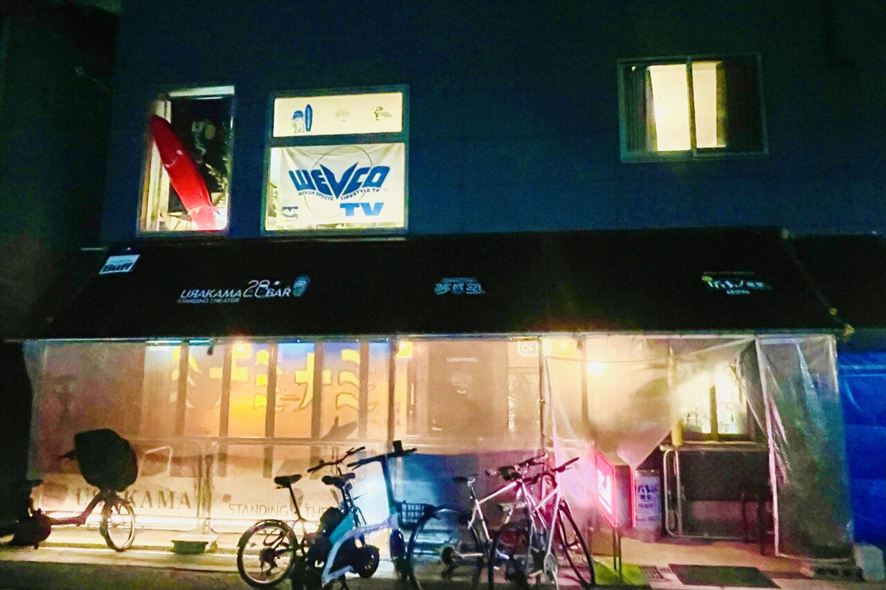 店主は地元出身、数々の映画監督を輩出した名プロデューサーの西村秀雄さん。西成に“月の半分だけ開く”スタンディングバーが誕生しました！