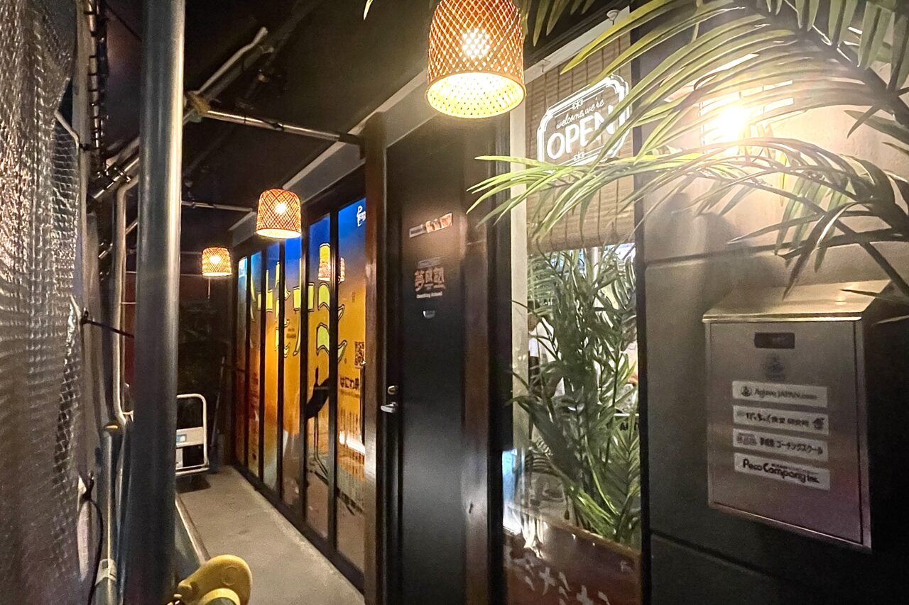 店主は地元出身、数々の映画監督を輩出した名プロデューサーの西村秀雄さん。西成に“月の半分だけ開く”スタンディングバーが誕生しました！