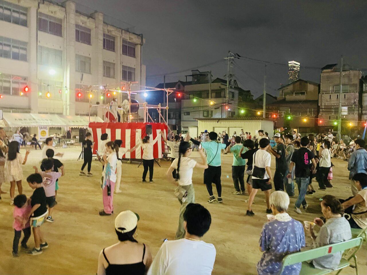地域の絆と夏の終盤を感じる一夜に。旧弘治小学校で「弘治ふれあい盆踊り」が8/23に開催されました