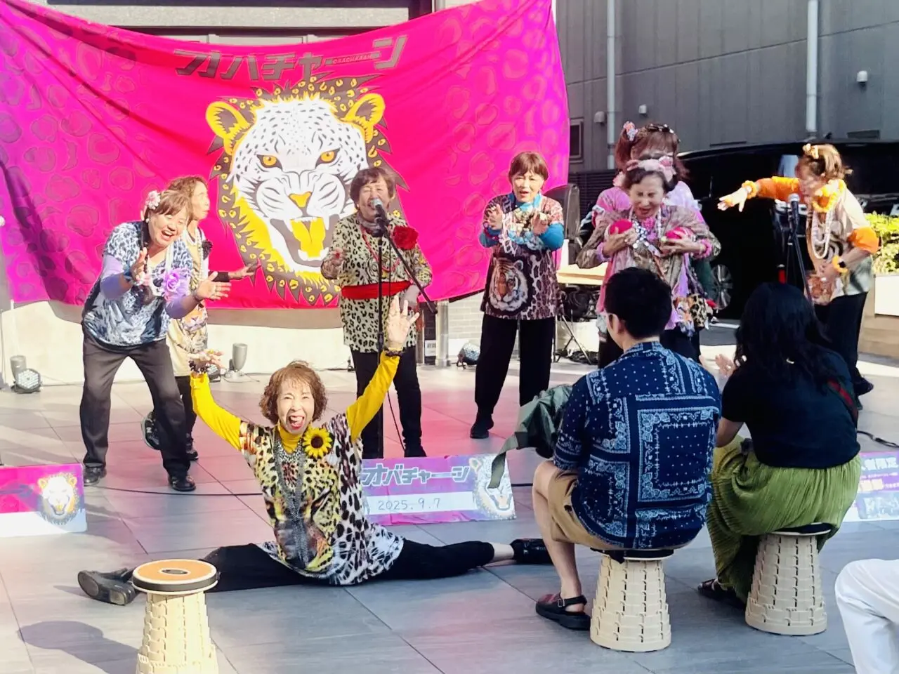 元気の源はアイドル活動! 大阪の絡んでくるアイドルグループ「オバチャーン」が残暑の厳しい中、9/7に新世界で野外無料ライブを行いました!