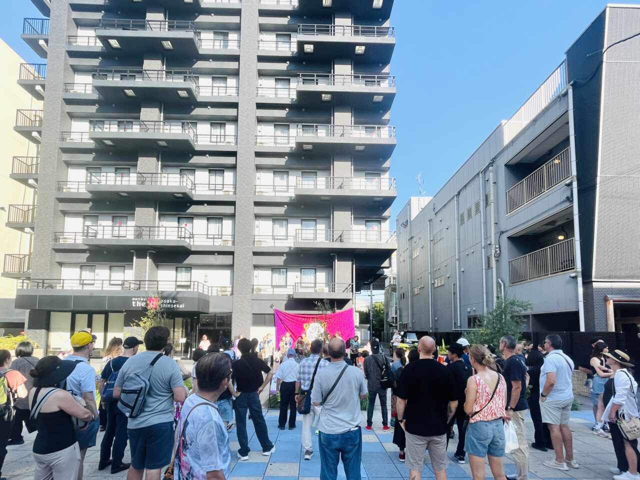 元気の源はアイドル活動！ 大阪の絡んでくるアイドルグループ「オバチャーン」が残暑の厳しい中、９/7に新世界で野外無料ライブを行いました