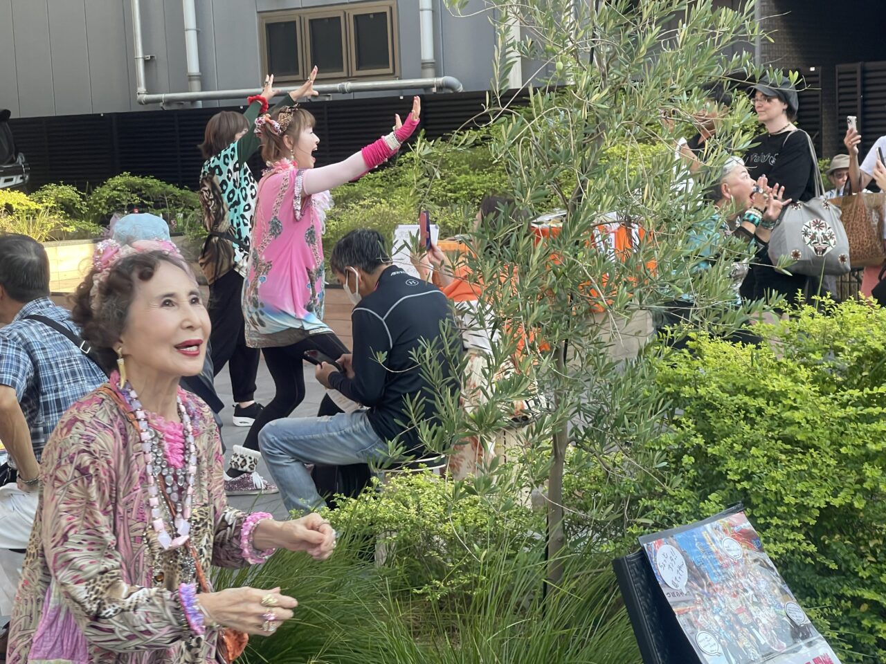 【大阪市浪速区】元気の源はアイドル活動！  大阪の絡んでくるアイドルグループ「オバチャーン」が残暑の厳しい中、９/7に新世界で野外無料ライブを行いました