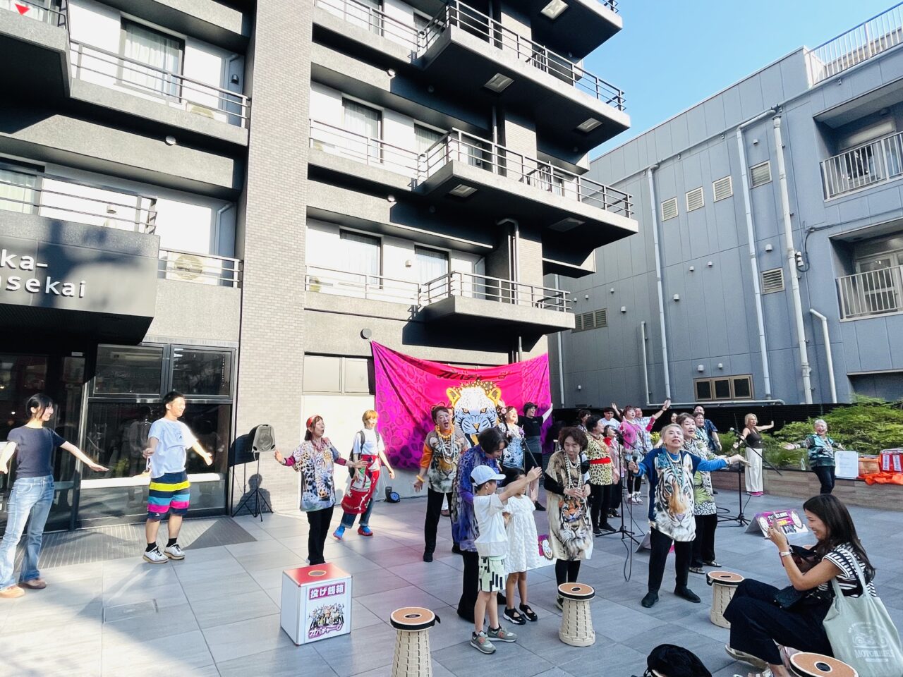 【大阪市浪速区】元気の源はアイドル活動！  大阪の絡んでくるアイドルグループ「オバチャーン」が残暑の厳しい中、９/7に新世界で野外無料ライブを行いました