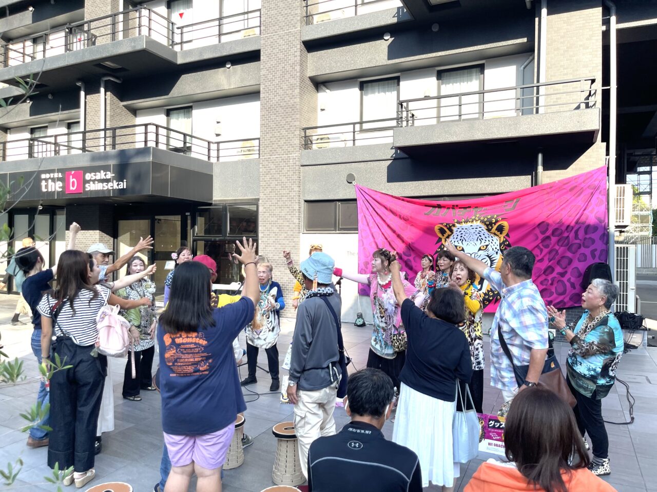 【大阪市浪速区】元気の源はアイドル活動！  大阪の絡んでくるアイドルグループ「オバチャーン」が残暑の厳しい中、９/7に新世界で野外無料ライブを行いました
