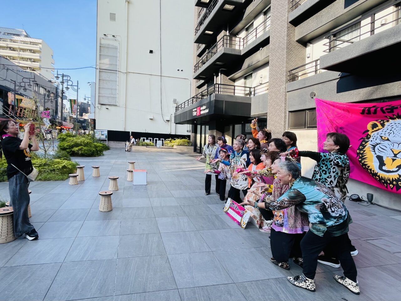 元気の源はアイドル活動！  大阪の絡んでくるアイドルグループ「オバチャーン」が残暑の厳しい中、９/7に新世界で野外無料ライブを行いました