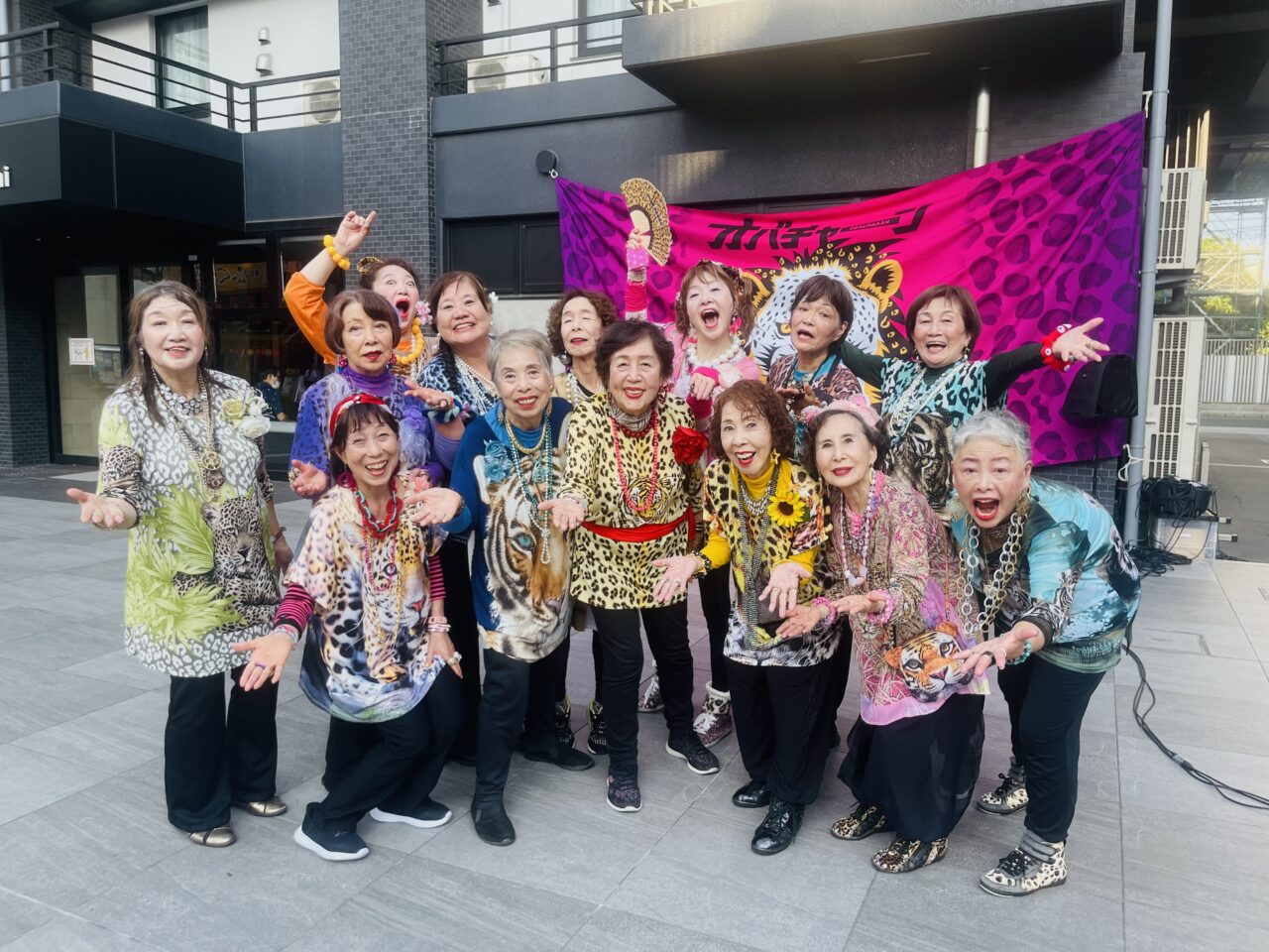 元気の源はアイドル活動! 大阪の絡んでくるアイドルグループ「オバチャーン」が残暑の厳しい中、9/7に新世界で野外無料ライブを行いました