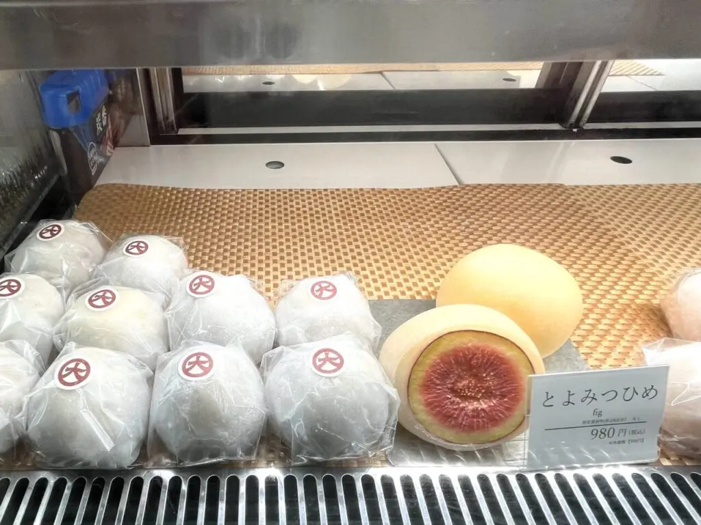 南海天下茶屋駅の改札横で、9/14までフルーツ大福を販売中です