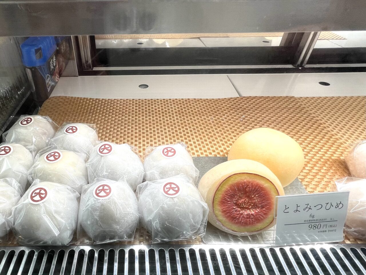 南海天下茶屋駅の改札横で、9/14までフルーツ大福を販売中です