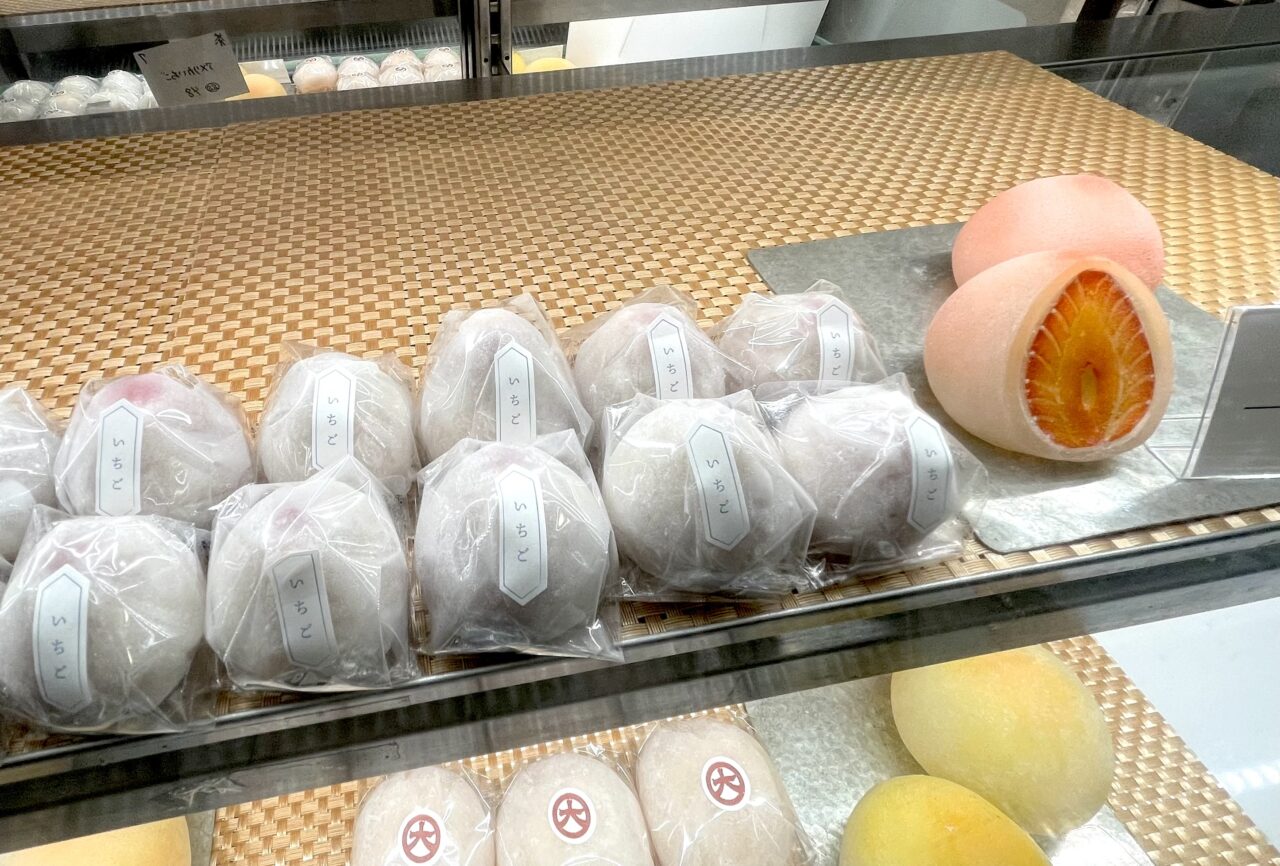 南海天下茶屋駅の改札横で、9/14までフルーツ大福を販売中です