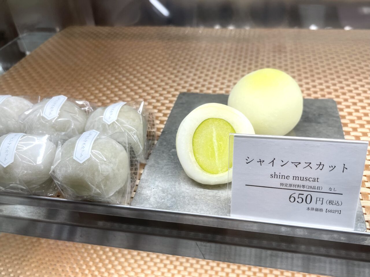 南海天下茶屋駅の改札横で、9/14までフルーツ大福を販売中です