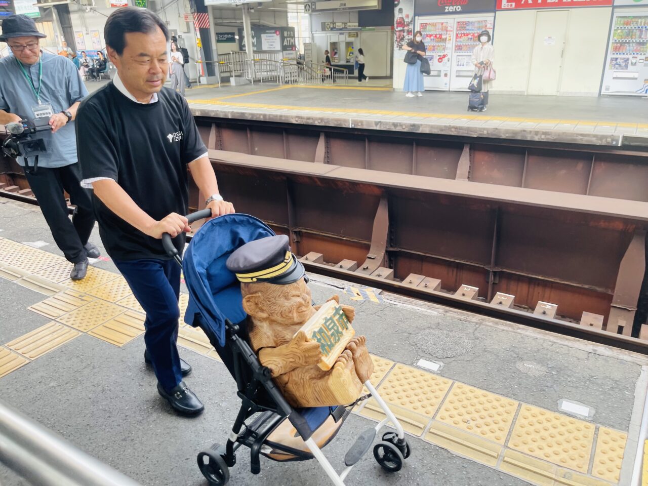 ご利益倍倍！ 万博閉幕日の10/13まで、通天閣「黄金の展望室」では２体のビリケンさんが鎮座しています