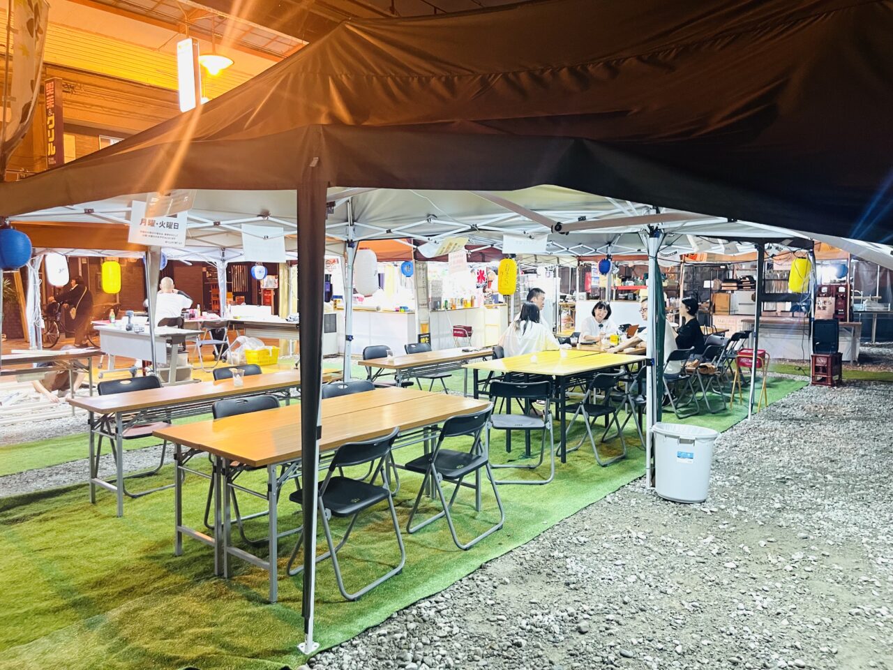飛田本通南商店街内の広大な空き地を活用した屋台エリア「成り上がり横丁」が、7月下旬からオープンしています