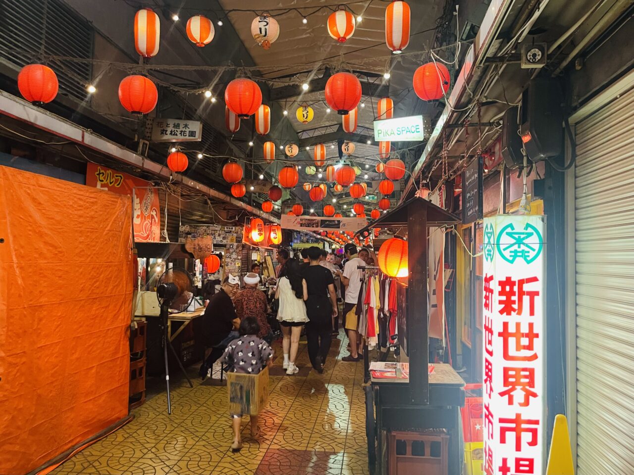 レトロな風情漂う老舗商店街が猫で彩られた一夜！ 新世界市場で「猫夜市」が開催されました