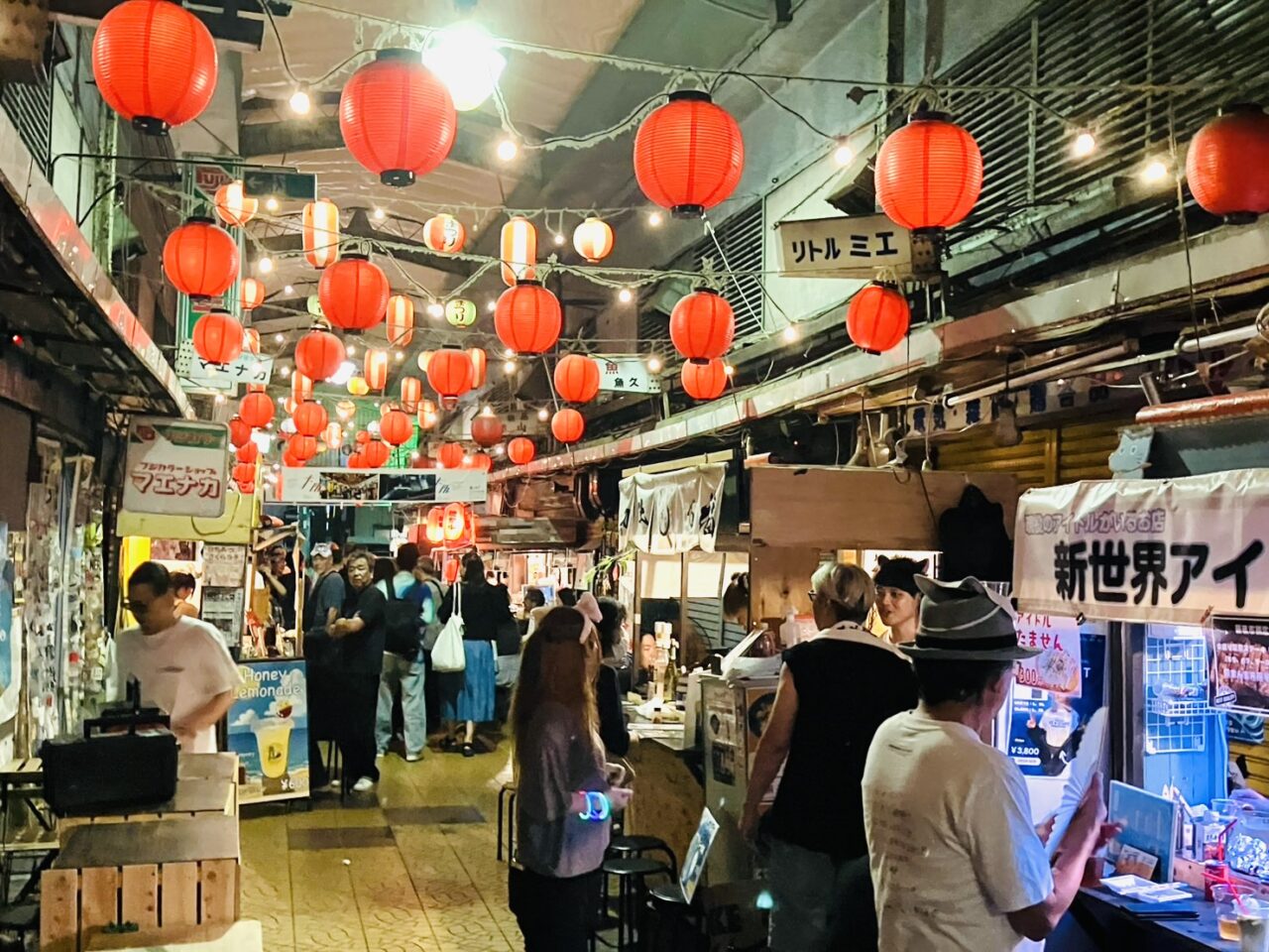 レトロな風情漂う老舗商店街が猫で彩られた一夜！ 新世界市場で「猫夜市」が開催されました