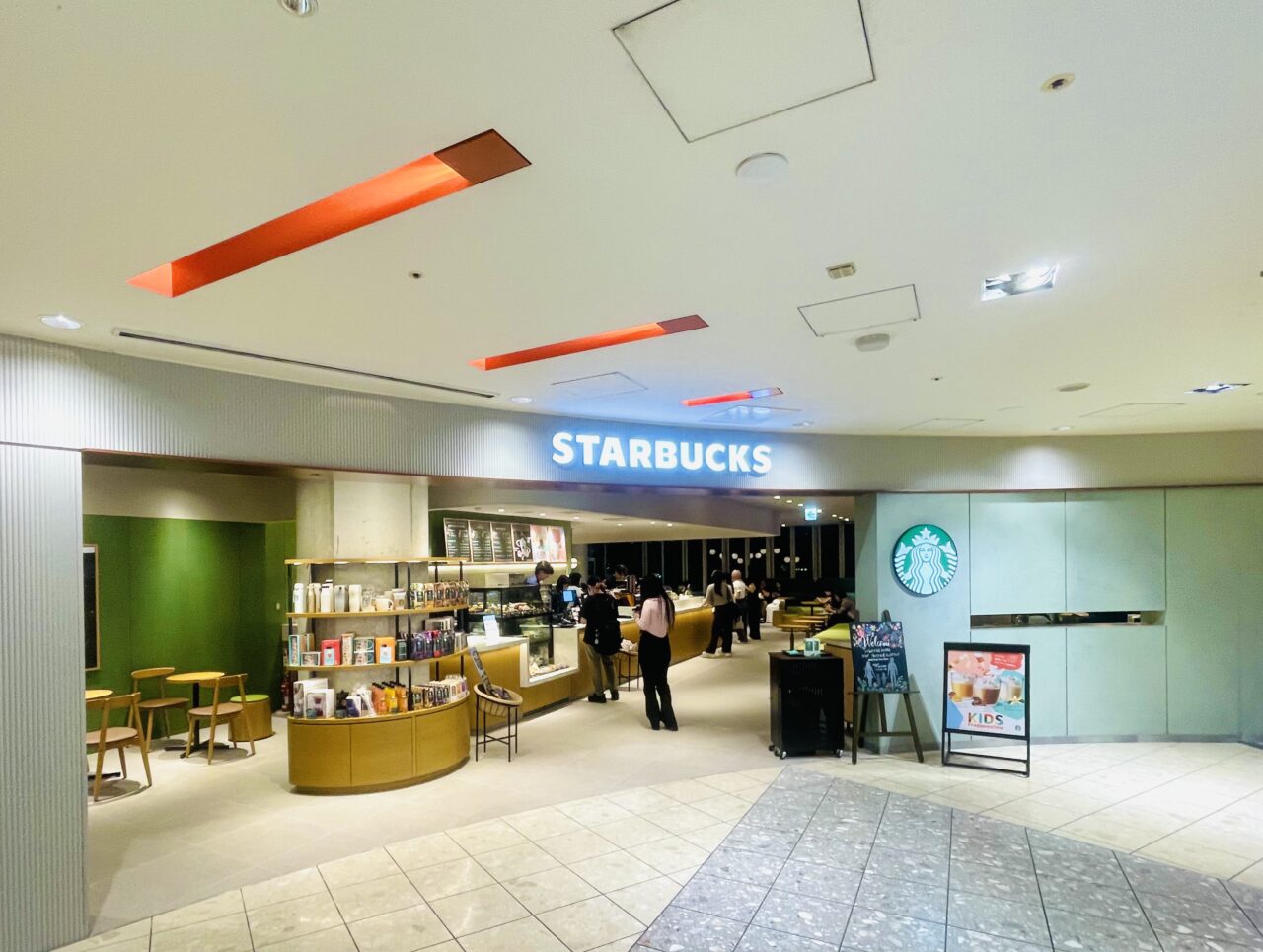 なんばパークスにスタバ２店舗が同時オープン！ 6階はファミリーフレンドリー、2階はティーに特化したお店です