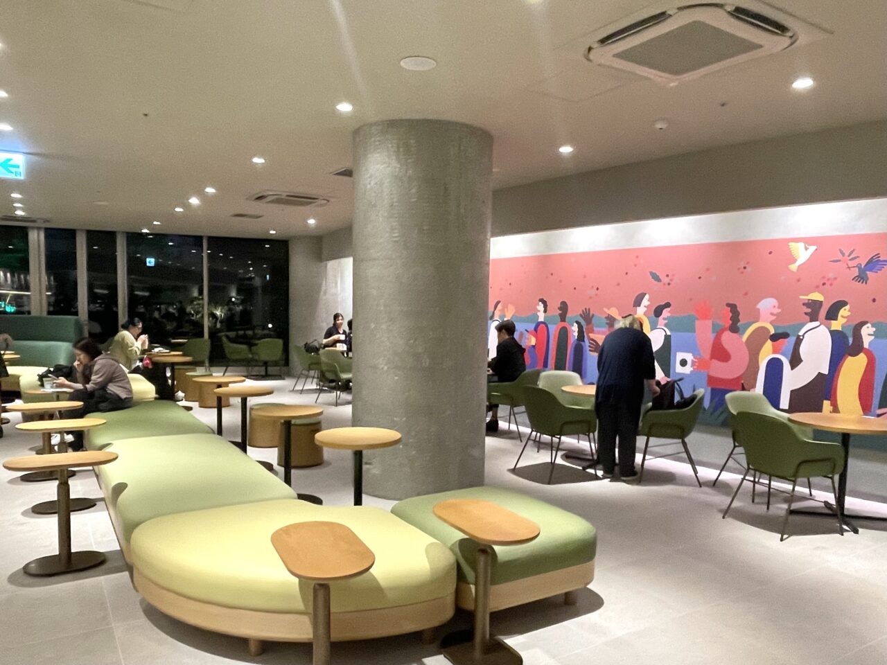なんばパークスにスタバ２店舗が同時オープン！ 6階はファミリーフレンドリー、2階はティーに特化したお店です