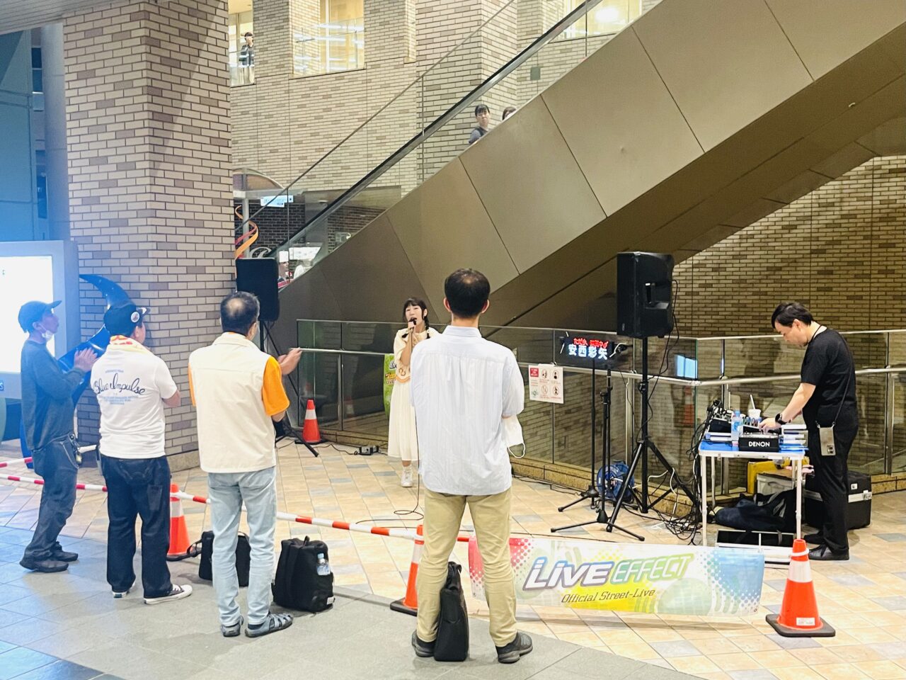音楽で街を彩るストリートライブ「LIVE EFFECT」、なんばパークスJRA前広場では月1回の頻度で開催されています