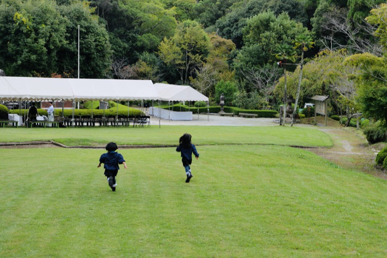 橿原神宮で執り行われた空母「瑞鶴」慰霊祭で、西成発シンガーソングライターのNISHIOKAさんが鎮魂歌『不滅の絆』を奉奏しました