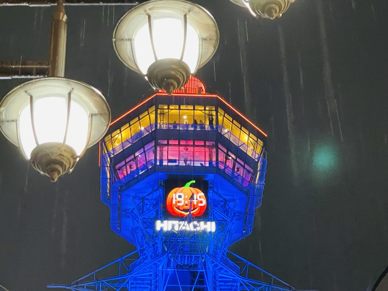 通天閣がハロウィンバージョンに変身中! オレンジに輝くライトアップは10/31まで