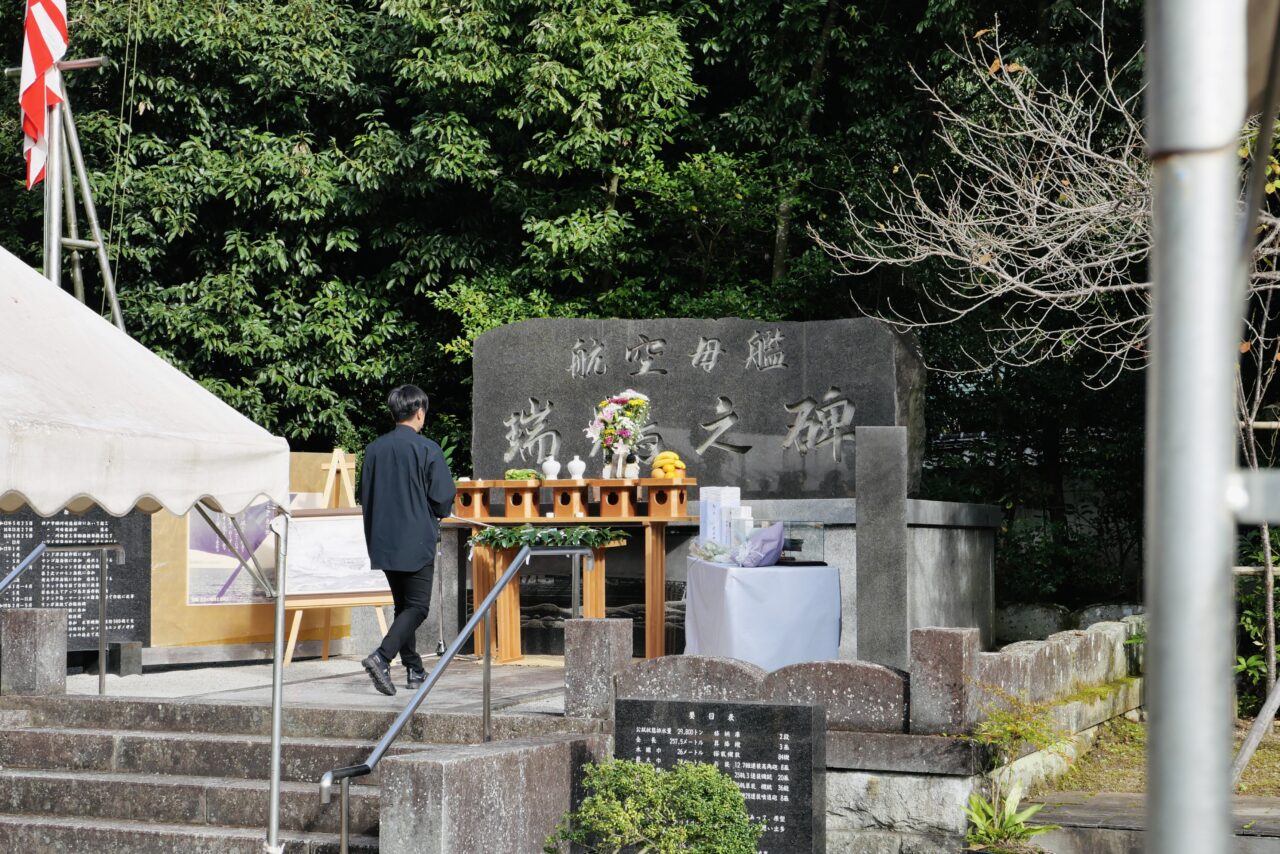 橿原神宮で執り行われた空母「瑞鶴」慰霊祭で、西成発シンガーソングライターのNISHIOKAさんが鎮魂歌『不滅の絆』を奉奏しました