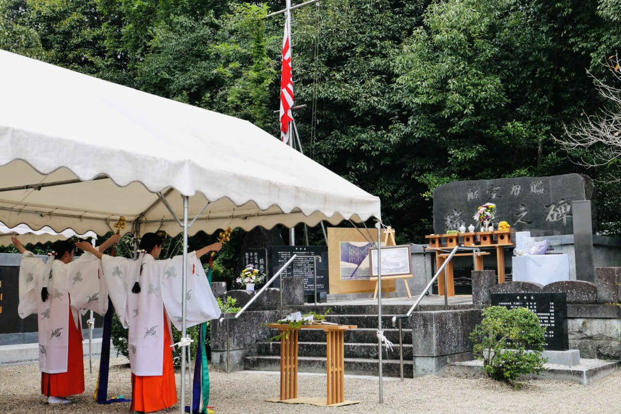 橿原神宮で執り行われた空母「瑞鶴」慰霊祭で、西成発シンガーソングライターのNISHIOKAさんが鎮魂歌『不滅の絆』を奉奏しました