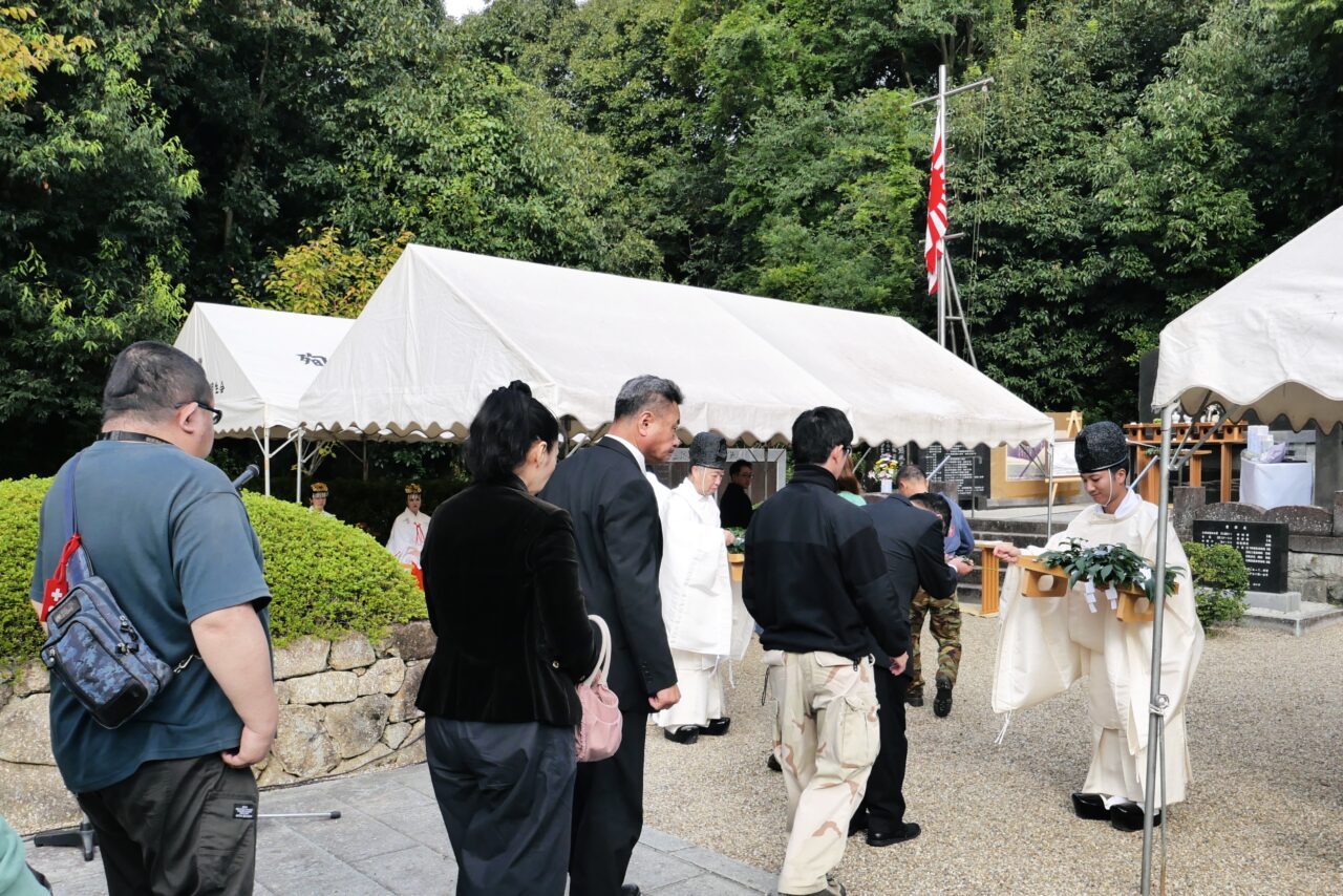 橿原神宮で執り行われた空母「瑞鶴」慰霊祭で、西成発シンガーソングライターのNISHIOKAさんが鎮魂歌『不滅の絆』を奉奏しました