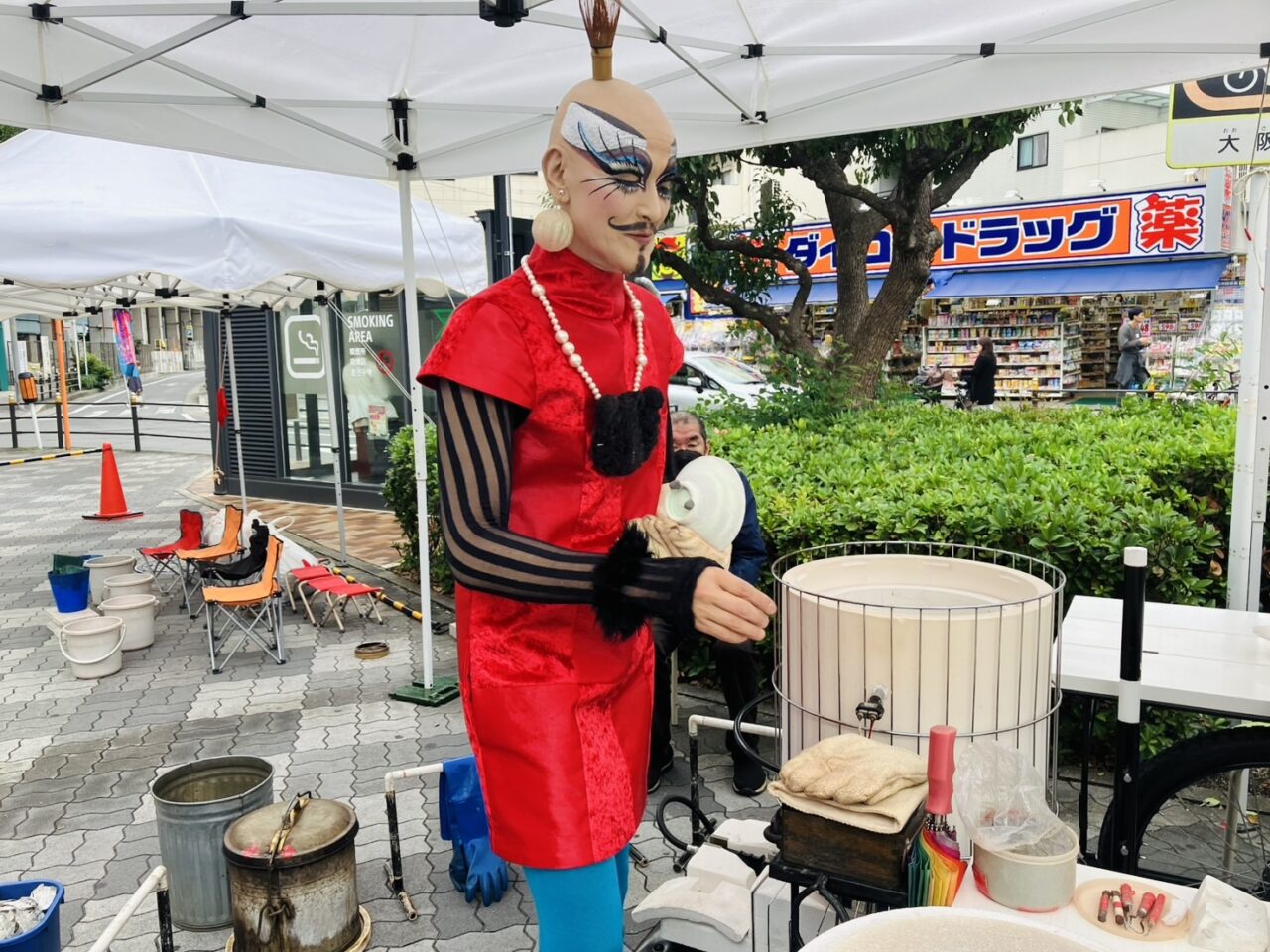 「ちょちょヴァナ2025・秋」の1回目が天下茶屋駅前で開催され、焼き物の色付けと抹茶のお点前で賑わいました。2回目は11/8に旧今宮小学校で開催されます