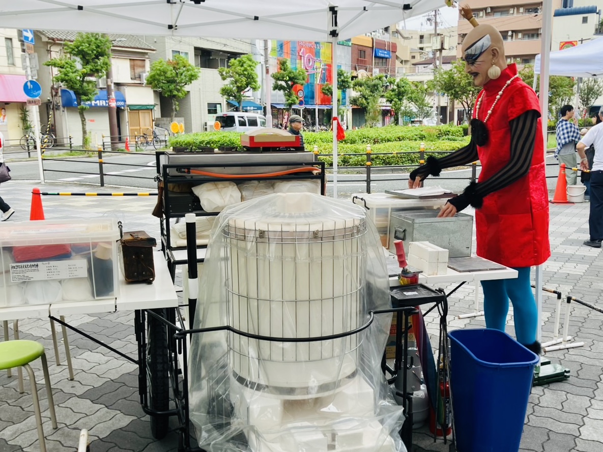 「ちょちょヴァナ2025・秋」の1回目が天下茶屋駅前で開催され、焼き物の色付けと抹茶のお点前で賑わいました。2回目は11/8に旧今宮小学校で開催されます