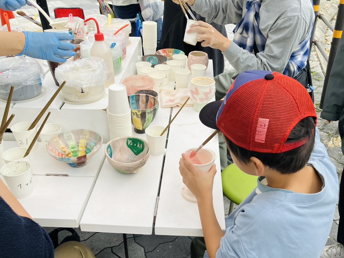 「ちょちょヴァナ2025・秋」の1回目が天下茶屋駅前で開催され、焼き物の色付けと抹茶のお点前で賑わいました。2回目は11/8に旧今宮小学校で開催されます