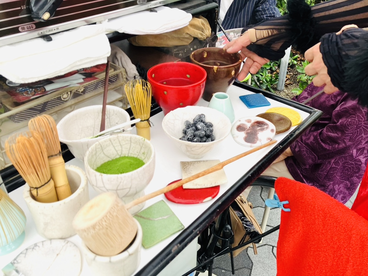 「ちょちょヴァナ2025・秋」の1回目が天下茶屋駅前で開催され、焼き物の色付けと抹茶のお点前で賑わいました。2回目は11/8に旧今宮小学校で開催されます